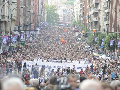 Vista general de la multitudinaria manifestación que ayer recorrió varias calles de Bilbao, en defensa de los derechos civiles y políticos en el País Vasco.