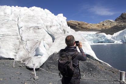 Turista en el Glaciar Pastoruri. La Reserva de la Biosfera de Huascarán contiene el 70% de los glaciares tropicales de América Latina. Estos glaciares son particularmente sensibles al cambio climático. Las Reservas de la Biosfera que incluyen montañas son importante espacios de observación del cambio climático y de experimentación de modelos de adaptación y mitigación.