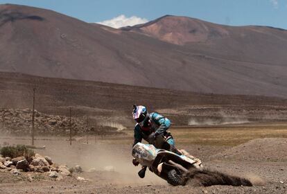 El piloto francés Bruno Bony resbala con su moto al pasar por el Kui, a 120 kilómetros de Uyuni (Bolivia) hoy, lunes 13 de enero de 2014, durante la octava etapa del Rally Dakar.