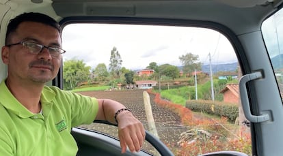 Héctor Fabio Muñoz en su camión.