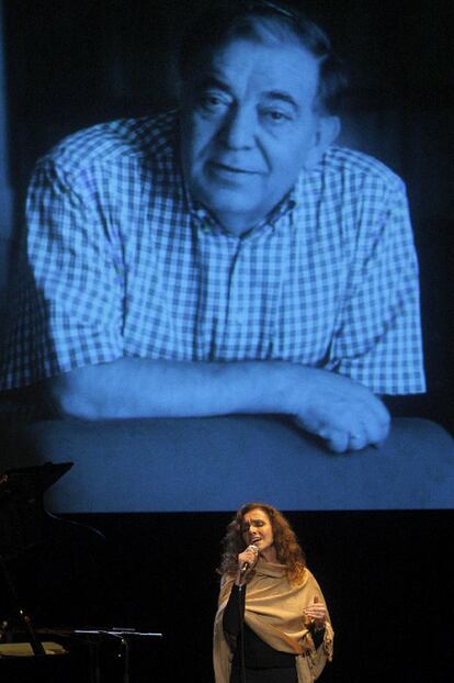 Ana Belén canta en el homenaje a Pedro Altares.