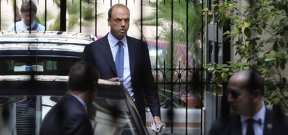 Alfano, este martes, al salir de la casa de Berlusconi.