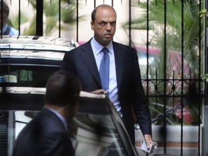 Alfano, este martes, al salir de la casa de Berlusconi.