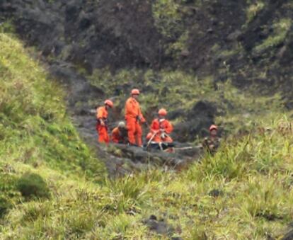 Un equipo de rescate traslada los cuerpos inertes tras la explosión del volcán Mayón, en el sur de Filipinas.