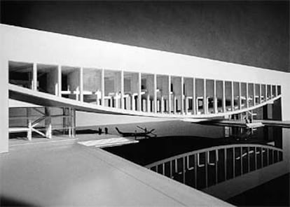 Palacio de Congresos (1969), de Louis Kahn, nunca construido en el Gran Canal de Venecia. Maqueta de Javier Vallés y María Casariego.