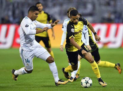 Casemiro, del Real Madrid, trata de arrebatarle la posesión del balón al jugador del Borussia, Jeremy Toljan.