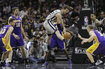 Tiago Splitter pierde el balón ante Steve Blake