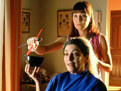 Lola Dueñas y Carmen Maura, en un fotograma de <i>Volver.</i>
