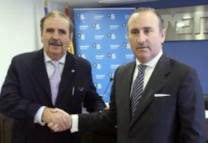 El presidente de la Federación de Empresarios del Metal y Afines del Principado de Asturias (FEMETAL), Cesar Figaredo de la Mora (i) y el director general del Banco SabadellHerrero, Pablo Junceda (d), tras firmar un convenio de colaboración para favorecer las exportaciones de las empresas del sector.