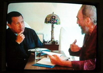 El presidente venezolano, Hugo Chávez conversa con el líder cubano, Fidel Castro, hoy, en La Habana.