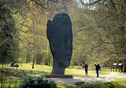 El Yorkshire Sculpture Park, una galería al aire libre en West Bretton (Inglaterra), es una inmejorable oportunidad para que los británicos puedan pasear entre arte y naturaleza. En sus 200 hectáreas se despliegan más de un centenar de obras que salpican parques, jardines y dos lagos. Como 'Wilsis' (en la foto), una de las famosas cabezas que Jaume Plensa ha repartido por el mundo. También esperan la mayor colección de esculturas de bronce al aire libre de Henry Moore; la pieza 'Iron Tree', de Ai Weiwei, o seis coloridas esculturas de la artista portuguesa Joana Vasconcelos. Para controlar el aforo, los visitantes deben reservar su entrada con antelación por internet (seis libras; <a href="https://ysp.org.uk/" target="_blank">ysp.org.uk</a>). En sus galerías interiores también hay exposiciones temporales —en noviembre se inaugura una muestra de litografías de Joan Miró— y se puede disfrutar de cafeterías y restaurantes.