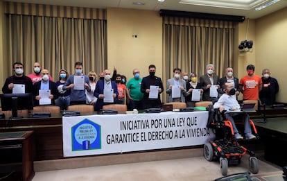 Representantes de los partidos que dan apoyo a la iniciativa, este jueves en el Congreso.