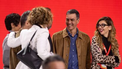 Pedro Sánchez, junto a Sabrina Moh, el sábado en el congreso de Sevilla, en una imagen del partido.