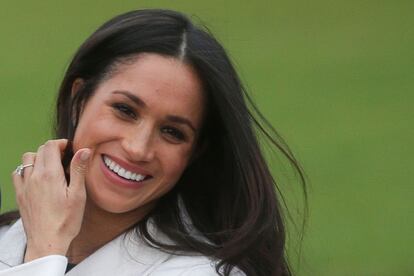 Una sonriente Meghan Markle posa tras el anuncio de su compromiso.