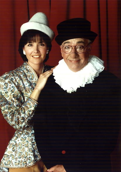 Miliki vestido de payaso junto a su hija Rita Irasema, en el Circo del Arte", en 1998.