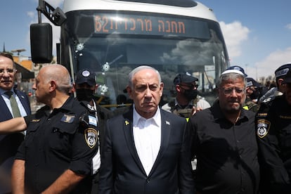 El primer ministro israelí, Benjamín Netanyahu, visita el lugar de los hechos, este lunes. 