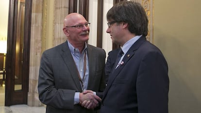 El president Carles Puigdemont amb el delegat del Mobile World Congress, John Hoffman.