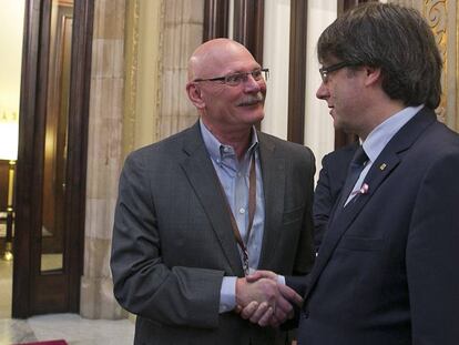 El president Carles Puigdemont amb el delegat del Mobile World Congress, John Hoffman.