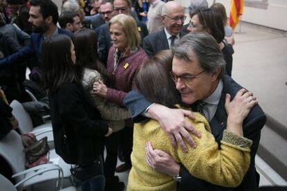 Artur Mas abraza a la esposa de Jordi Turull, Blanca Bragulat.