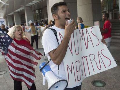 Manifestantes contra la pol&iacute;tica migratoria de Obama. / SAUL LOEB (AFP)