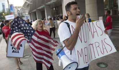 Manifestantes contra la pol&iacute;tica migratoria de Obama. / SAUL LOEB (AFP)