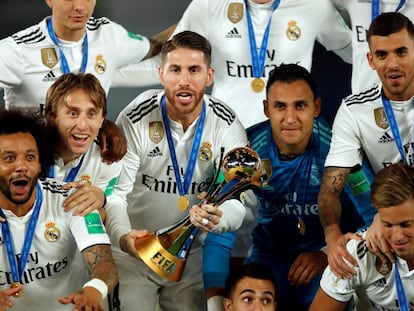 Soccer Football - Club World Cup - Final - Real Madrid v Al Ain - Zayed Sports City Stadium, Abu Dhabi, United Arab Emirates - December 22, 2018 Real Madrid's Sergio Ramos and team mates celebrate with the trophy after winning the Club World Cup REUTERS/Andrew Boyers