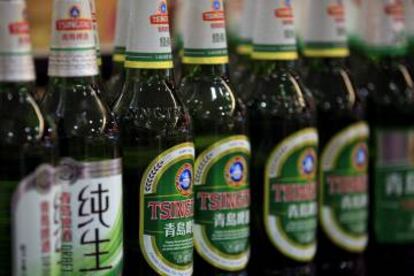 Botellas de cerveza Tsingtao, en Shangai.