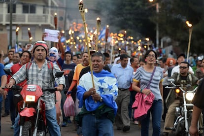 "El pueblo hondureño está despertando del letargo en el que le han tenido; ahora tenemos la voz de mando. Esto sólo es el principio", dijo Gabriela Blen, una de las organizadoras de la protesta a Alberto Arce, periodista de AP que está siguiendo la marcha.