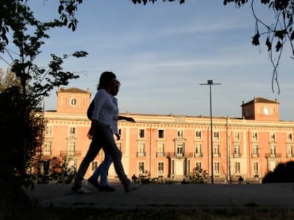 Al fondo, palacio del Infante Don Luis, en Boadilla del Monte, municipio del oeste de la Comunidad de Madrid.