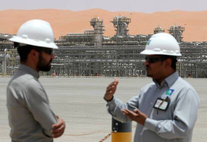 Dos trabajadores de Aramco, en las instalaciones de Shaybah (Arabia Saudí). 