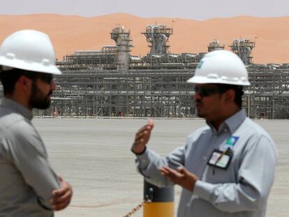 Dos trabajadores de Aramco, en las instalaciones de Shaybah (Arabia Saudí). 
