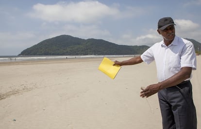 O ex-cabo da Polícia Militar, o brasileiro Espedito Dias Romão, aponta para o local onde o corpo foi encontrado.