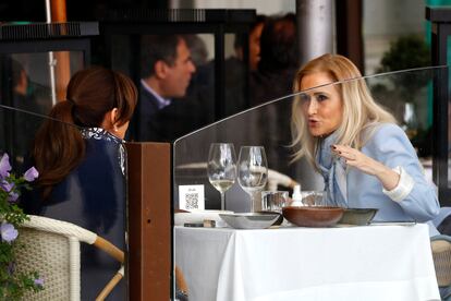 Cristina Cifuentes en una terraza, en Madrid, el pasado 22 de abril.