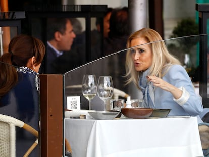 Cristina Cifuentes en una terraza, en Madrid, el pasado 22 de abril.