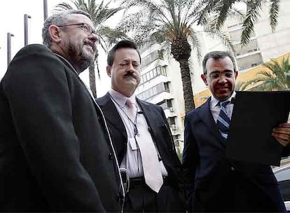 Martín Sevilla, Antonio Gil Terrón y Roberto López antes de entrar a la asamblea.