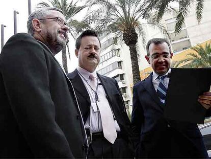 Martín Sevilla, Antonio Gil Terrón y Roberto López antes de entrar a la asamblea.