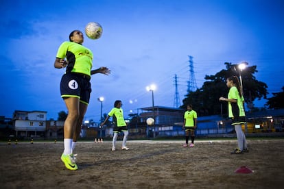 Entrenamiento de parte del equipo femenino que entrena Dinho Alcantara en la favela Vista Alegre. 
Muchos de los muchachos y muchachas que entrena Dinho no pueden pagar la cuota simbólica mensual  y es Dinho el que asume muchos de los gastos de los entrenamientos.