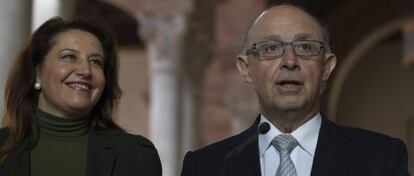 El ministro de Hacienda, Cristóbal Montoro, junto a la delegada del Gobierno en Andalucía.