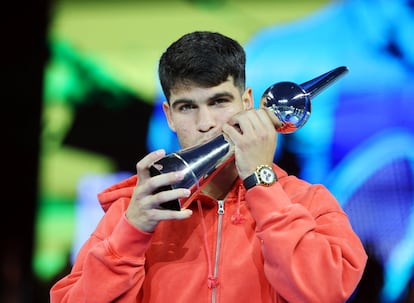 Carlos Alcaraz kisses the trophy on December 27 in Riyadh in front of 40,000 spectators.