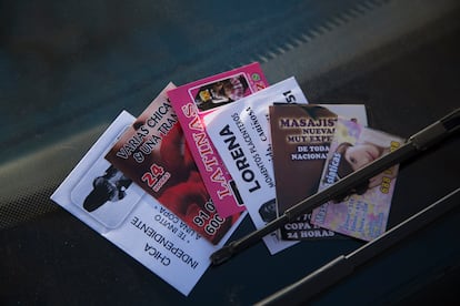 Publicidad de prostitutas colocadas en el parabrisas de un coche en 2018.