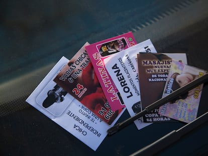 Publicidad de prostitutas colocadas en el parabrisas de un coche en 2018.