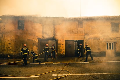  El fuego sigue sin control y se ha avivado por el viento en dirección hacia el valle del río Tera.