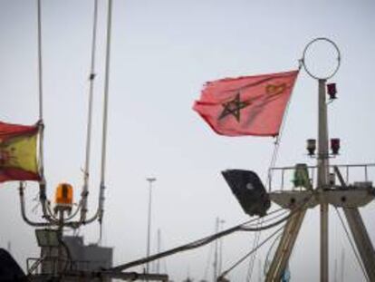 Barcos de la flota pesquera de la localidad gaditana de Barbate con la bandera de cortesía marroquí. EFE/Archivo
