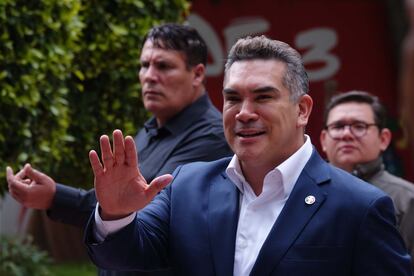 Alejandro Moreno, presidente Nacional del PRI, sale de una conferencia de prensa en Ciudad de México, en agosto de 2024.