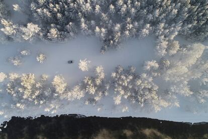 Una vista aérea muestra un automóvil conduciendo a lo largo de la orilla del río Yenisei, con la temperatura del aire a aproximadamente 30 grados bajo cero, en las afueras de Krasnoyarsk (Rusia), el 25 de enero de 2018.