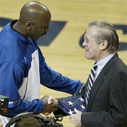 Tras despedirse en todas las canchas de la NBA, Michael Jordan recibió el último homenaje en el MCI de Washington, en el que, antes de su último encuentro como local con los Wizards, recibió de manos del Secretario de Defensa, Donald Rumsfeld, la bandera que ondeaba en el Pentágono el 11 de septiembre de 2001. "He dado todo lo que tenía", dijo el número 23 en su despedida.