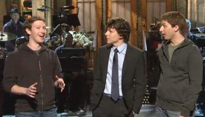 Mark Zuckerberg (izquierda), con el actor Jesse Eisenberg y el imitador de<i> SNL.</i>