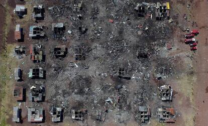 Vista aérea del mercado de fuegos artificiales de Tultepec (México), tras la explosión.