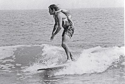 Ollestad surfeando con su padre cuando solo era un bebé.