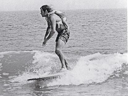 Ollestad surfeando con su padre cuando solo era un bebé.